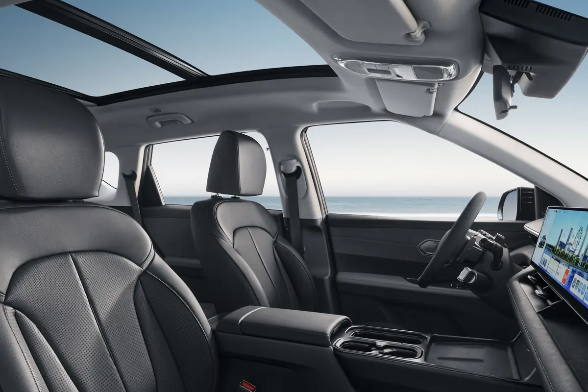 Techo panorámico del Hyundai ELEXIO desde el asiento del acompañante.