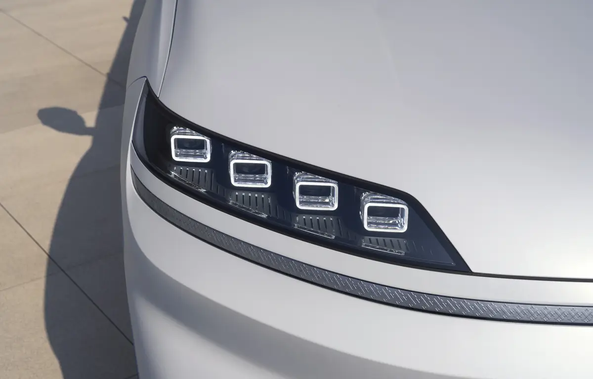 Óptica delantera full LED del Hyundai ELEXIO.