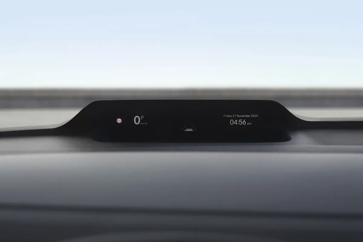 Head-up display proyectado sobre el parabrisas.