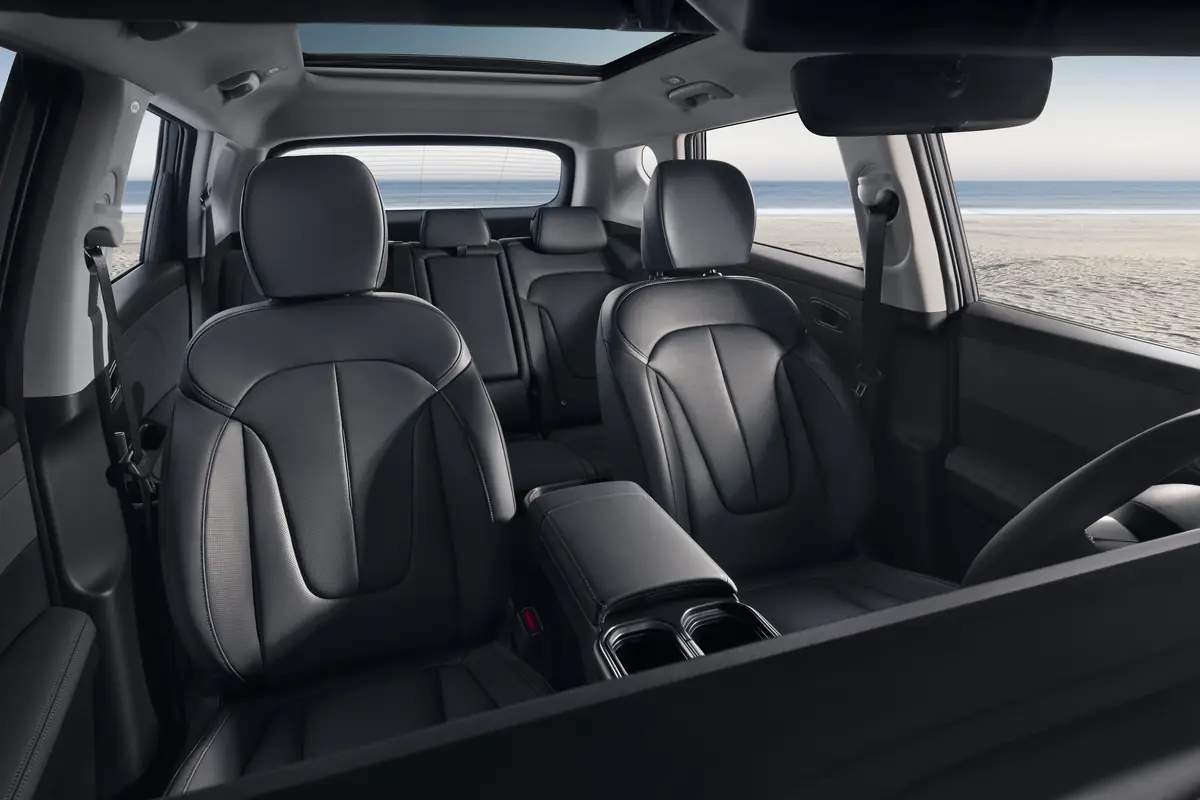 Interior del Hyundai ELEXIO visto desde la segunda fila.