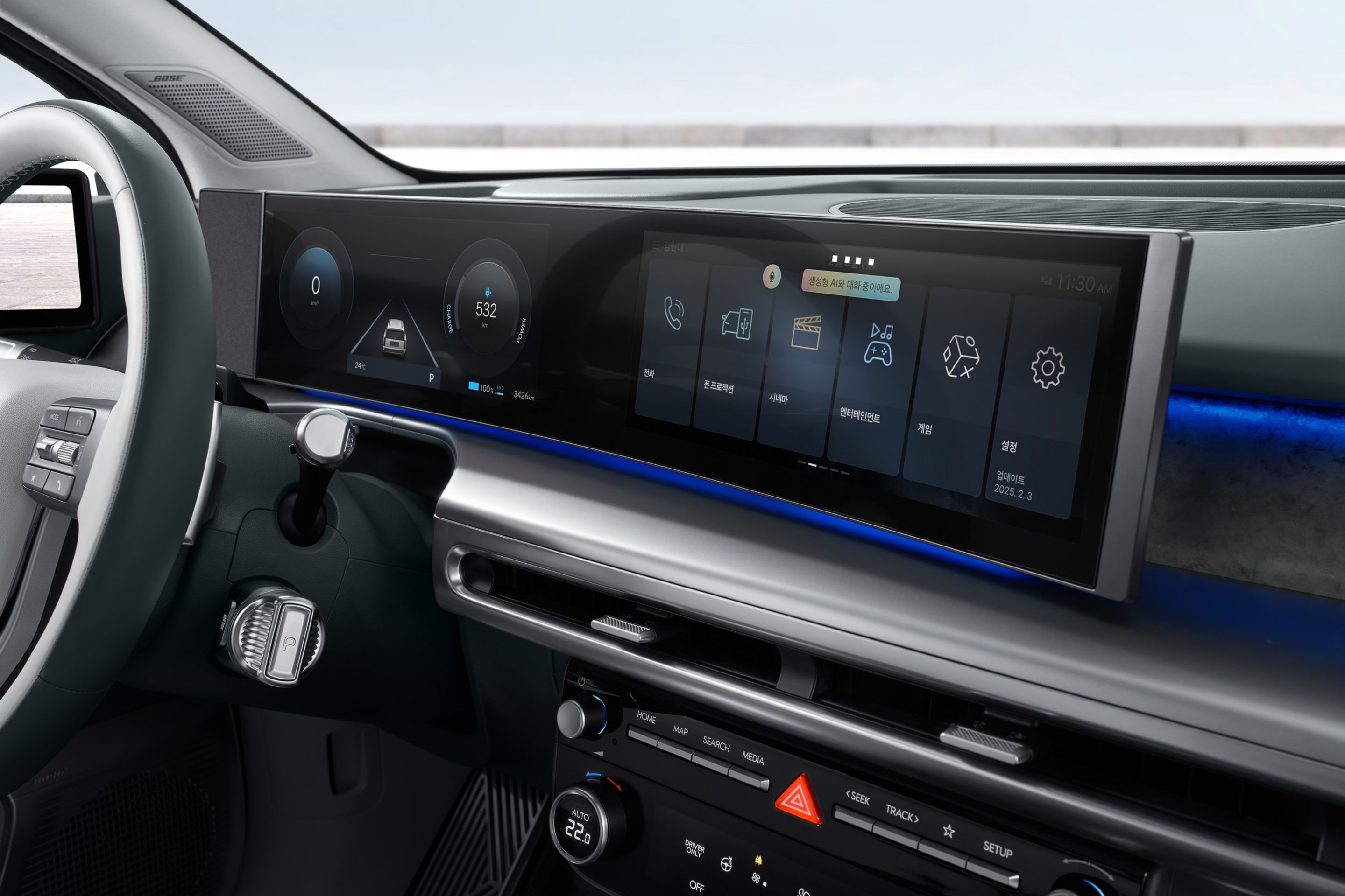 Pantalla curva panorámica del Hyundai IONIQ 9 con el Asistente Hyundai AI.
