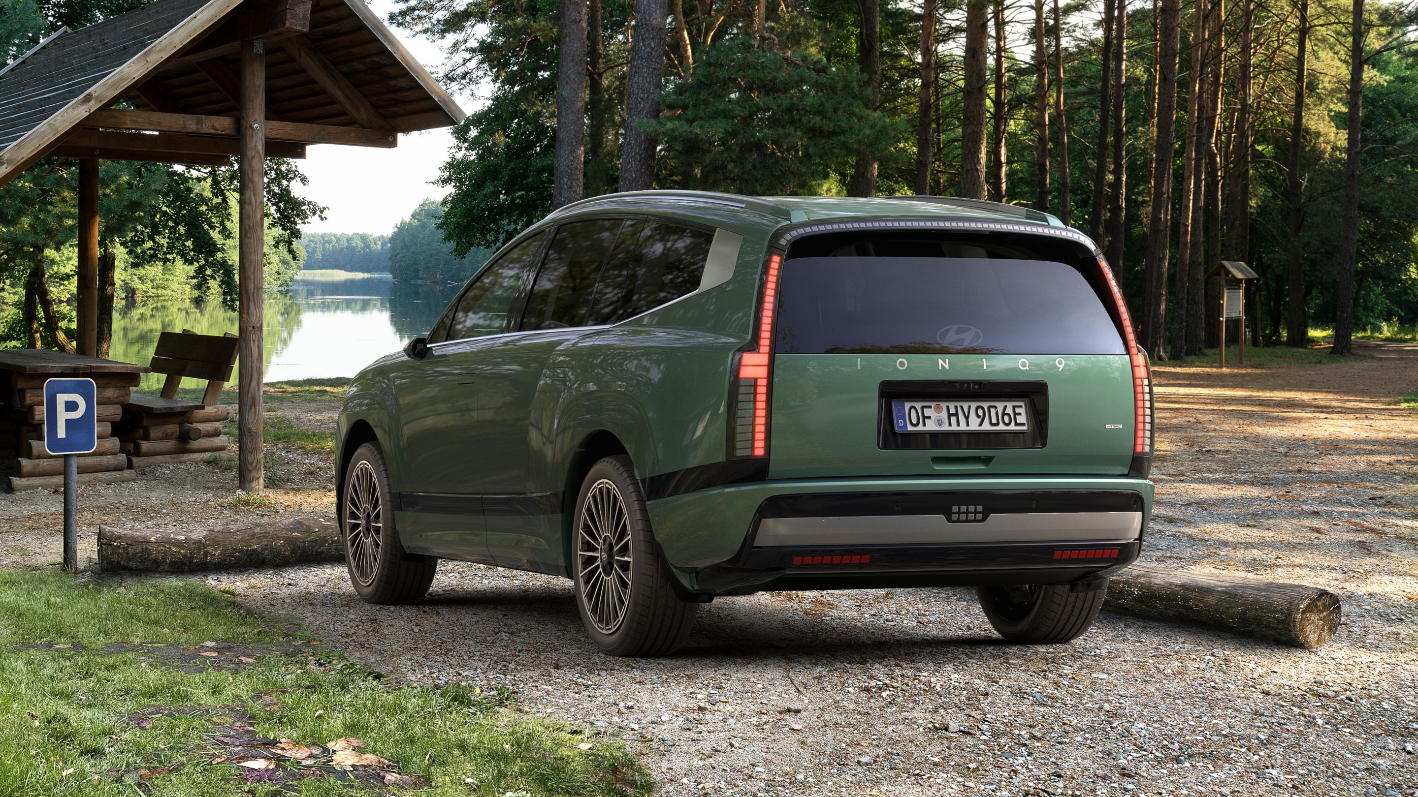 Vista trasera del&nbsp;Hyundai IONIQ 9 SUV eléctrico estacionado en un camping.
