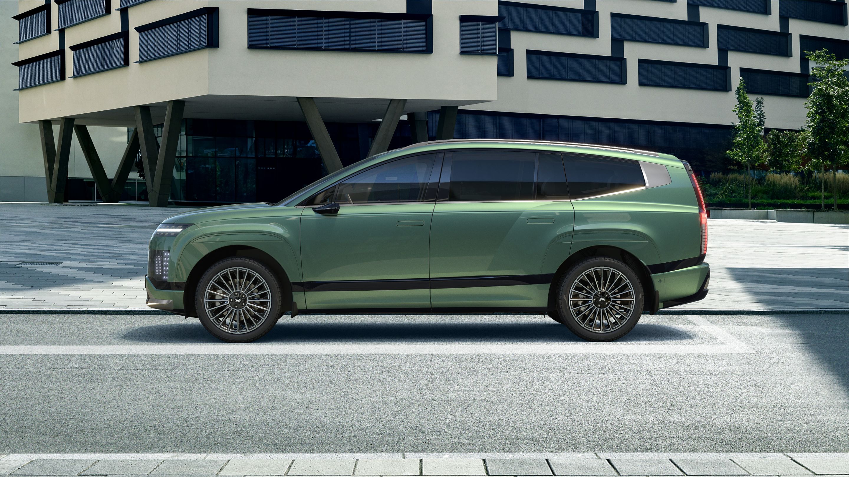 Vista lateral del Hyundai IONIQ 9 SUV eléctrico verde.