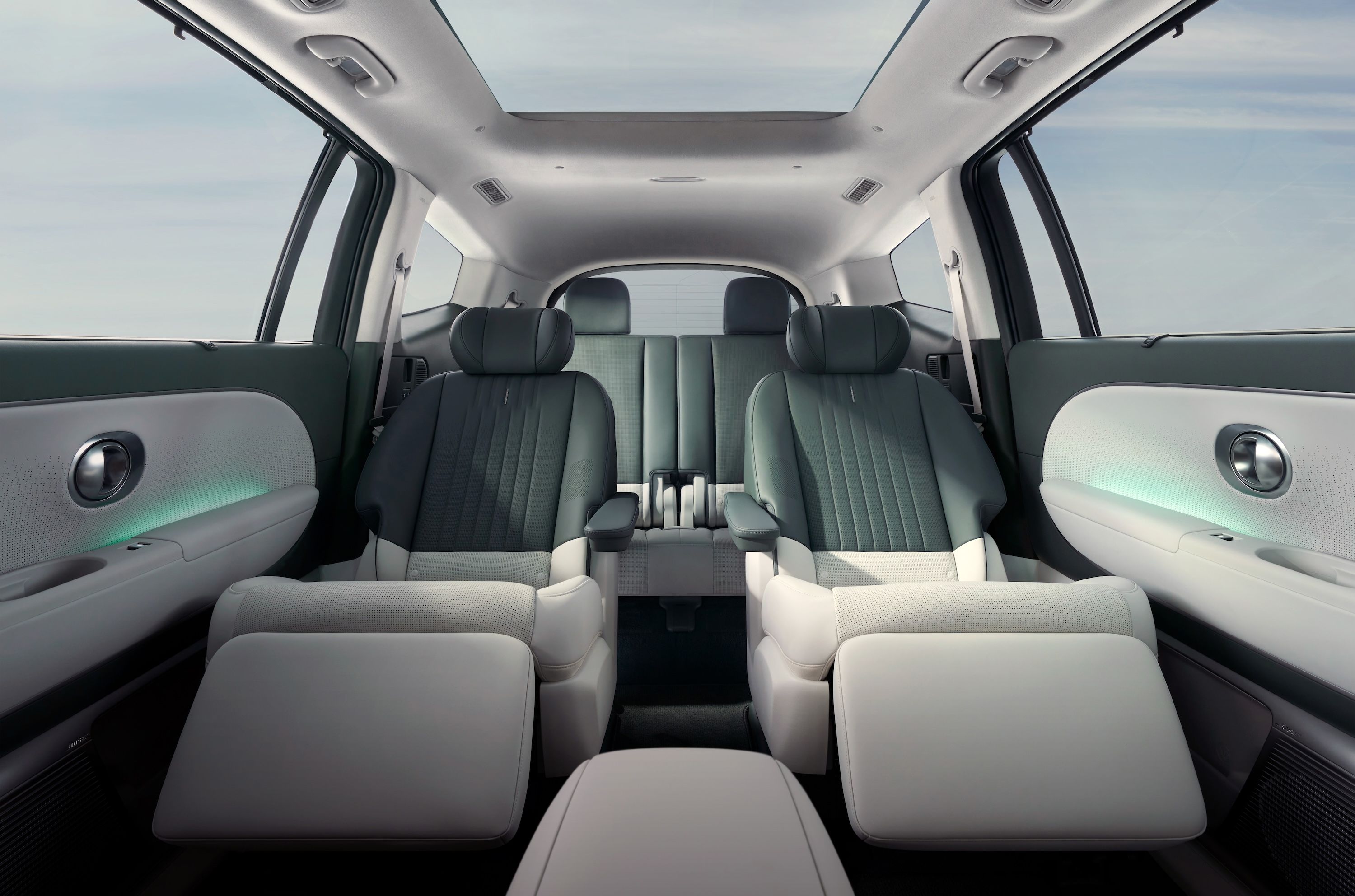 Asientos Relaxation de la 2.ª fila totalmente reclinados dentro&nbsp;del&nbsp;SUV eléctrico Hyundai IONIQ 9.