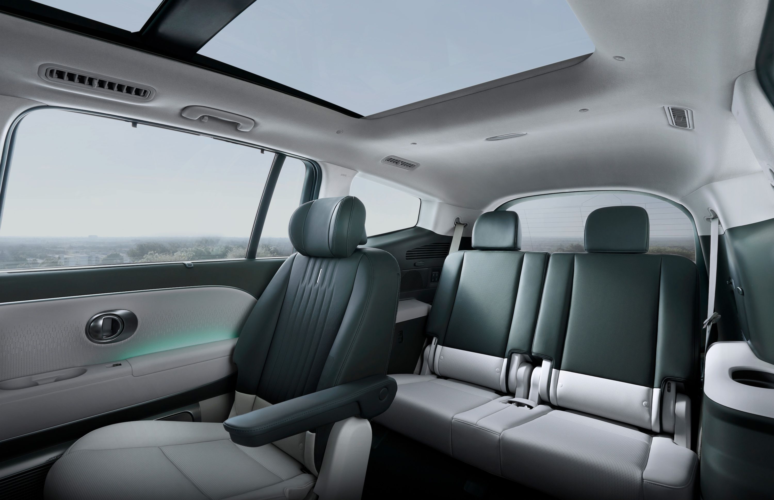 Vista de los asientos de la segunda y tercera fila dentro del SUV eléctrico Hyundai IONIQ 9.