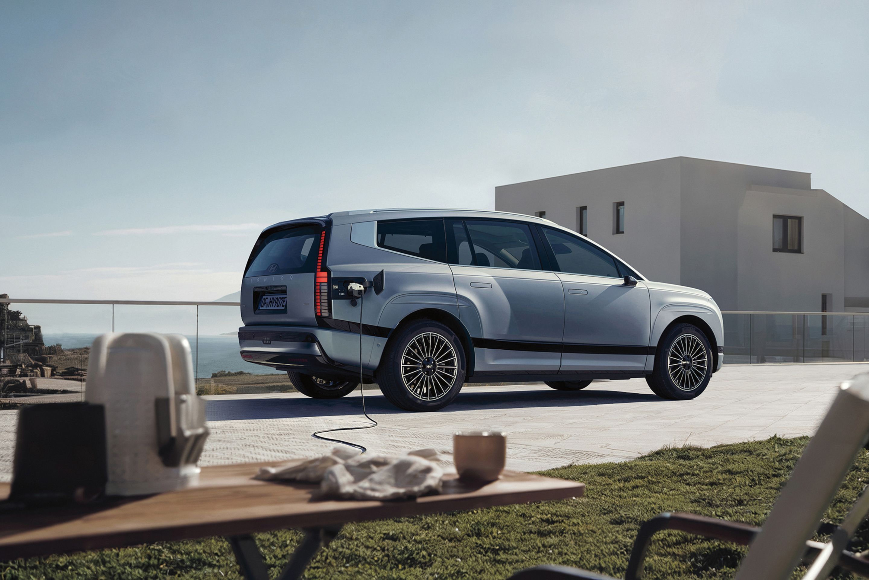 La tecnología Vehicle-to-Load del Hyundai IONIQ 9 alimentando una cafetera en un camping.
